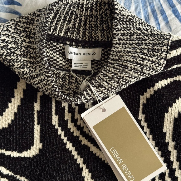 Black and White Abstract Crew Neck Sweater - Picture 4 of 5